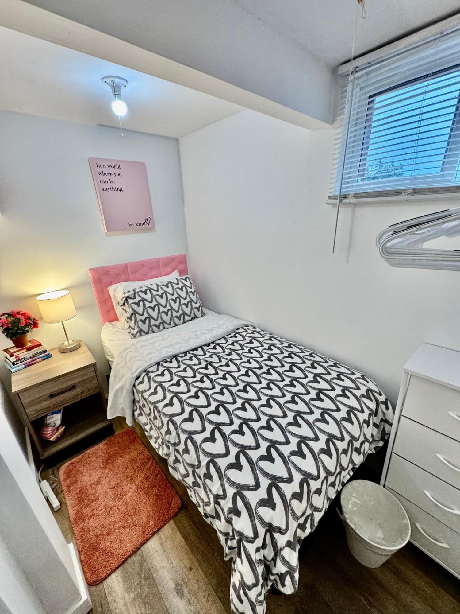 Tiny Private Room On The 1St Floor With Shared Bathroom Near Seatac Airport And Downtown Seattle Eksteriør bilde